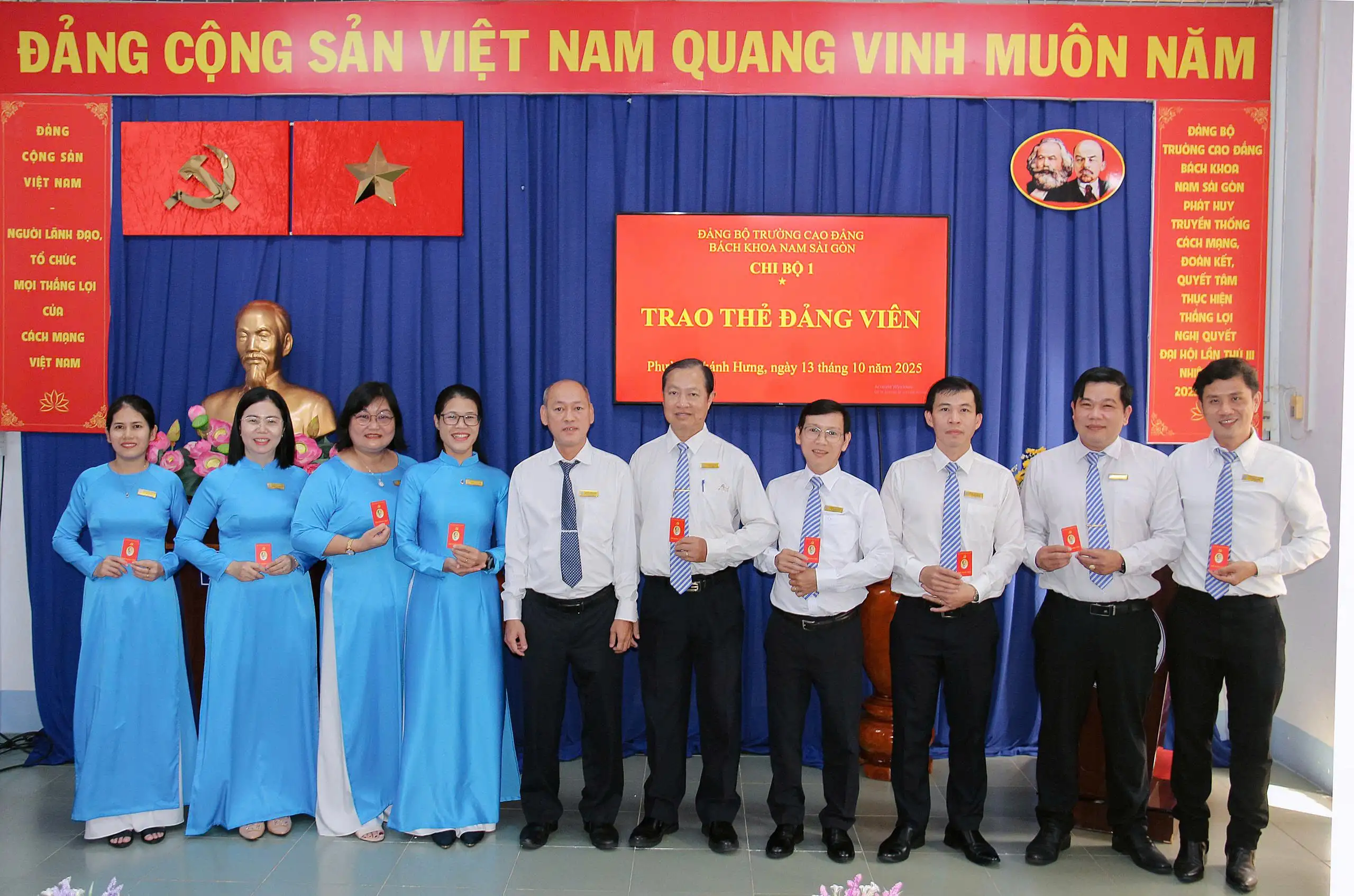 Trao thẻ Đảng mới cho tập thể Đảng viên Đảng bộ Trường Cao đẳng Bách khoa Nam Sài Gòn